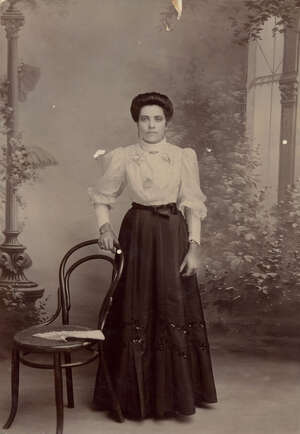 RETRATO FEMENINO EN LA PALMA DE 1900 A 1915